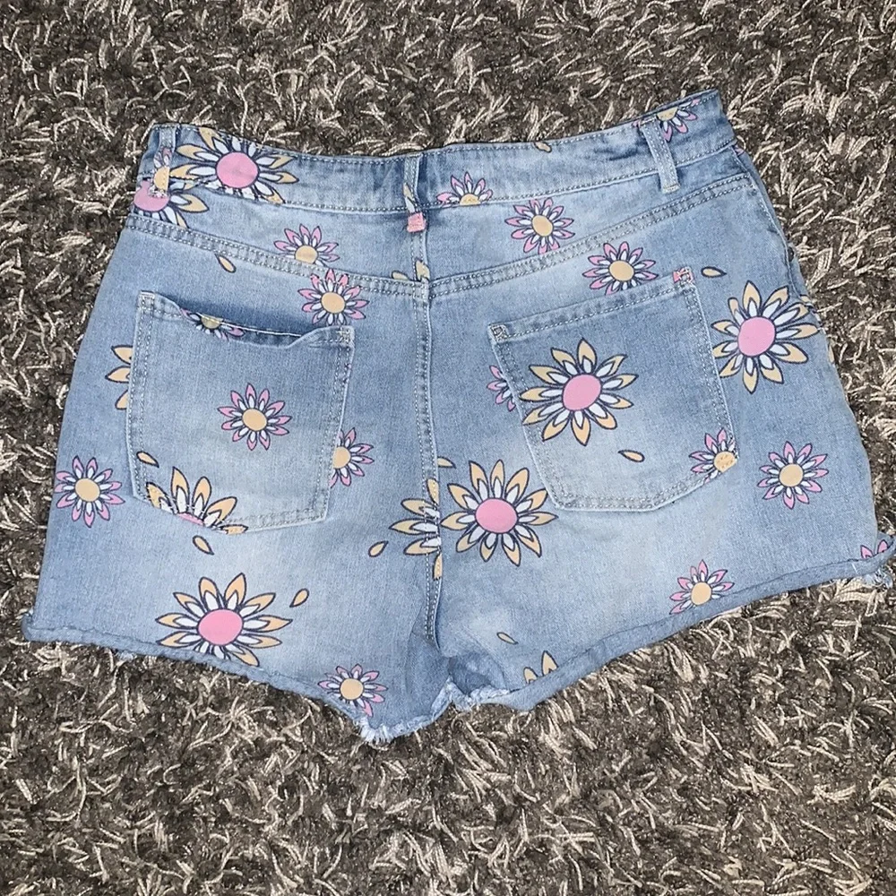 No Boundaries Floral Shorts Size 13 - Picture 2 of 3